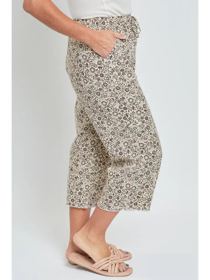Frayed Pocket Linen Capri Pants