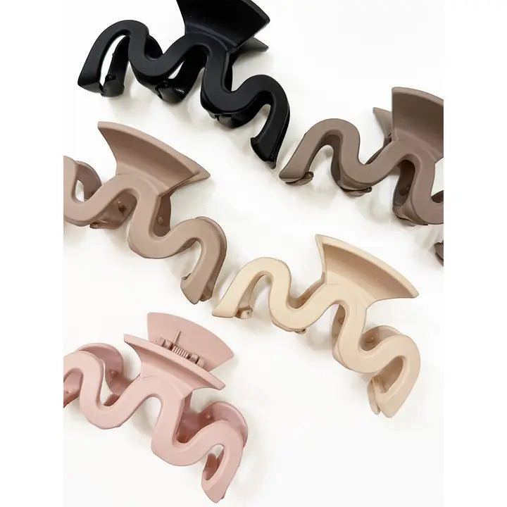 Matte Wavy Hair Claw Clip